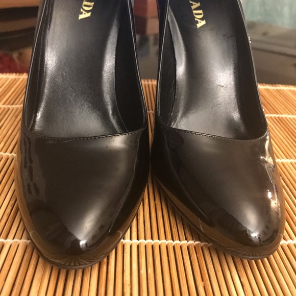 💯PRADA classic black patent leather pump in EUC! - Picture 5 of 7